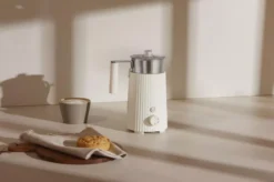 Alessi Plissé Melkopschuimer Rood 9 Alessi Plissé Melkopschuimer Rood -Flinders x886x886 0004mdl13w300dpi1250pxl.jpg.pagespeed.ic .fKfdVEeqM4