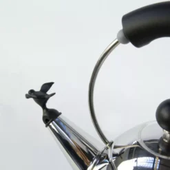 Alessi 9093 Fluitketel Wit 21 Alessi 9093 Fluitketel Wit -Flinders x886x886 alessi fluitketel zwart detail 3.jpg.pagespeed.ic .GYFlBD2NcC