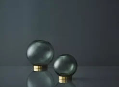 AYTM Globe Vaas 10 Amber/goud 23 AYTM Globe Vaas 10 Amber/goud -Flinders x886x886 aytm globe vaas 2110.jpg.pagespeed.ic .GnGfWwwS6A