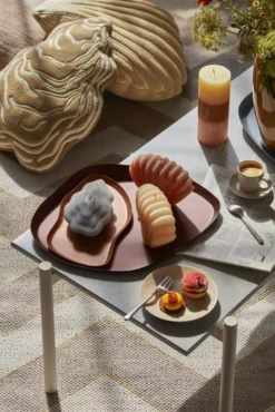 Broste Copenhagen Mie Dienblad 32x39 Aubergine 13 Broste Copenhagen Mie Dienblad 32x39 Aubergine -Flinders x886x886 broste copenhagen seashell kussen light yellow1.jpg.pagespeed.ic .jJaXxS2mKG