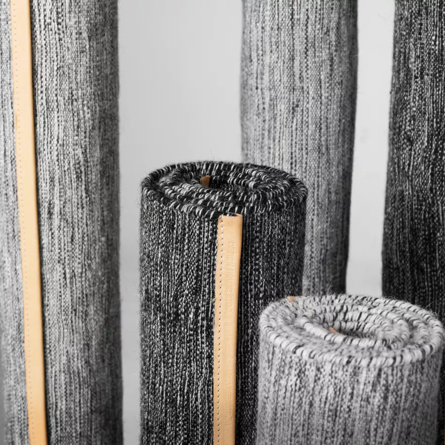 Design House Stockholm Björk Vloerkleed Small Donkergrijs 130x70 6 Design House Stockholm Björk Vloerkleed Small Donkergrijs 130x70 - Afbeelding 4