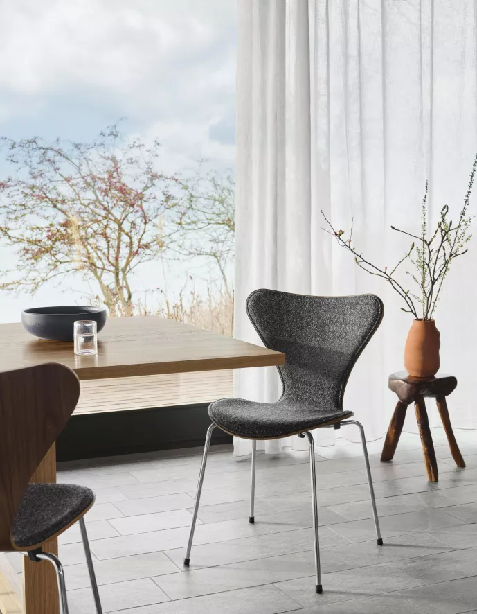 Fritz Hansen Series 7 Gestoffeerde Stoel Chrome Onderstel Essential Stone 6 Fritz Hansen Series 7 Gestoffeerde Stoel Chrome Onderstel Essential Stone - Afbeelding 4