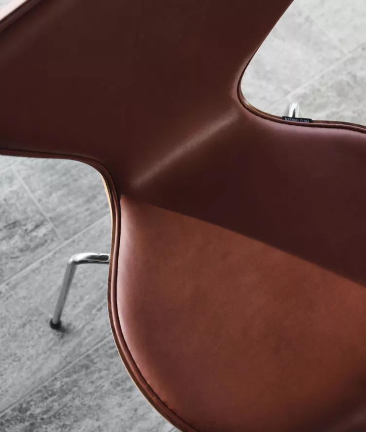 Fritz Hansen Series 7 Gestoffeerde Stoel Chrome Onderstel Essential Stone 8 Fritz Hansen Series 7 Gestoffeerde Stoel Chrome Onderstel Essential Stone - Afbeelding 6