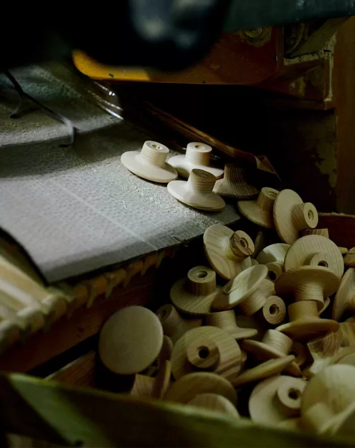 Muuto The Dots Haak Ø9 Bruin Groen 14 Muuto The Dots Haak Ø9 Bruin Groen - Afbeelding 12