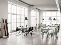 Muuto Base Tafel 250x90 Wit Laminaat, Multiplex Rand -Flinders x886x886 muuto visu stoel houten sfeer 4 1.jpg.pagespeed.ic .6b3mNLt1VJ