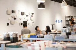 Normann Copenhagen Pocket Organizer 3 Wandplank Lichtgrijs 21 Normann Copenhagen Pocket Organizer 3 Wandplank Lichtgrijs -Flinders x886x886 normann copenhagen pocket organizer 1 kast17.jpg.pagespeed.ic .Rgpk ZAlTR