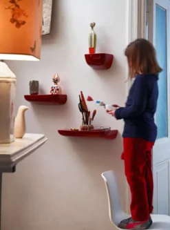 Vitra Corniches Wandplank Japans Rood Medium 16 Vitra Corniches Wandplank Japans Rood Medium -Flinders x886x886 vitra corniches kast small medium large sfeer 2.jpg.pagespeed.ic .W sScMto t 1